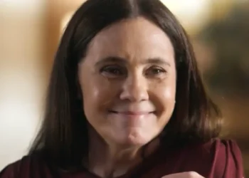 Mércia sorrindo em cena da novela Mania de Você.