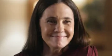 Mércia sorrindo em cena da novela Mania de Você.