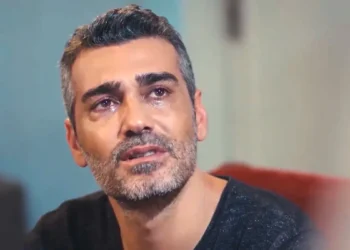 Sarp chorando em cena de Força de Mulher.