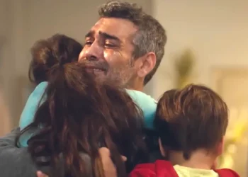 Sarp abraçado com Nisan e Doruk, em cena de Força de Mulher.