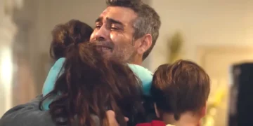 Sarp abraçado com Nisan e Doruk, em cena de Força de Mulher.