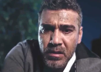 Sarp ao se deparar com as sepulturas de Bahar, Nisan e Doruk vazias, em Força de Mulher.