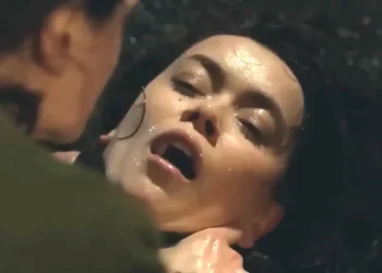 Bahar dando uma surra em Sirin em Força de Mulher.