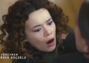 Sirin com cara de assustada em cena de Força de Mulher.