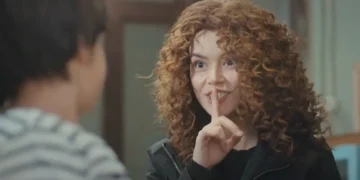 Sirin fazendo sinal de silêncio para Doruk, em cena da novela Força de Mulher.