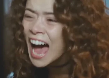 Sirin gritando em cena de Força de Mulher.