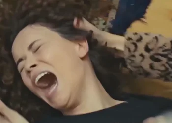 Nisan grita enquanto leva uma surra de Ceyda e Yeliz em Força de Mulher.