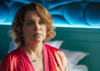 Violeta (Isabel Teixeira) assustada