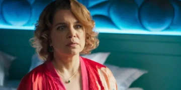 Violeta (Isabel Teixeira) assustada