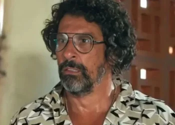 Osmar (Milhem Cortaz) em Volta por Cima (Foto: Reprodução/TV Globo)