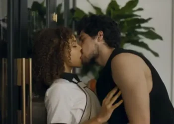Evelyn e Tomás se beijam