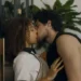Evelyn e Tomás se beijam