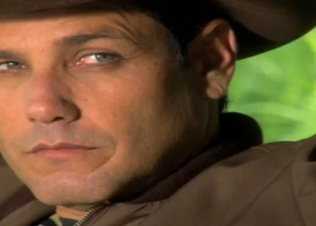 Capanga de Cristina confessa local onde Serena está mantida refém, é preso e faz Rafael se arriscar em troca de salvá-la