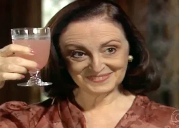 Débora (Ana Lúcia Torre) em Alma Gêmea (Foto: Reprodução/TV Globo)