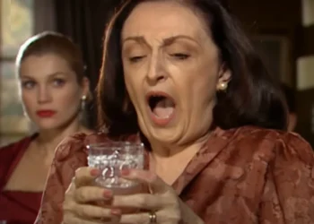 Débora (Ana Lúcia Torre) em cena de Alma Gêmea (Foto: Reprodução/TV Globo)