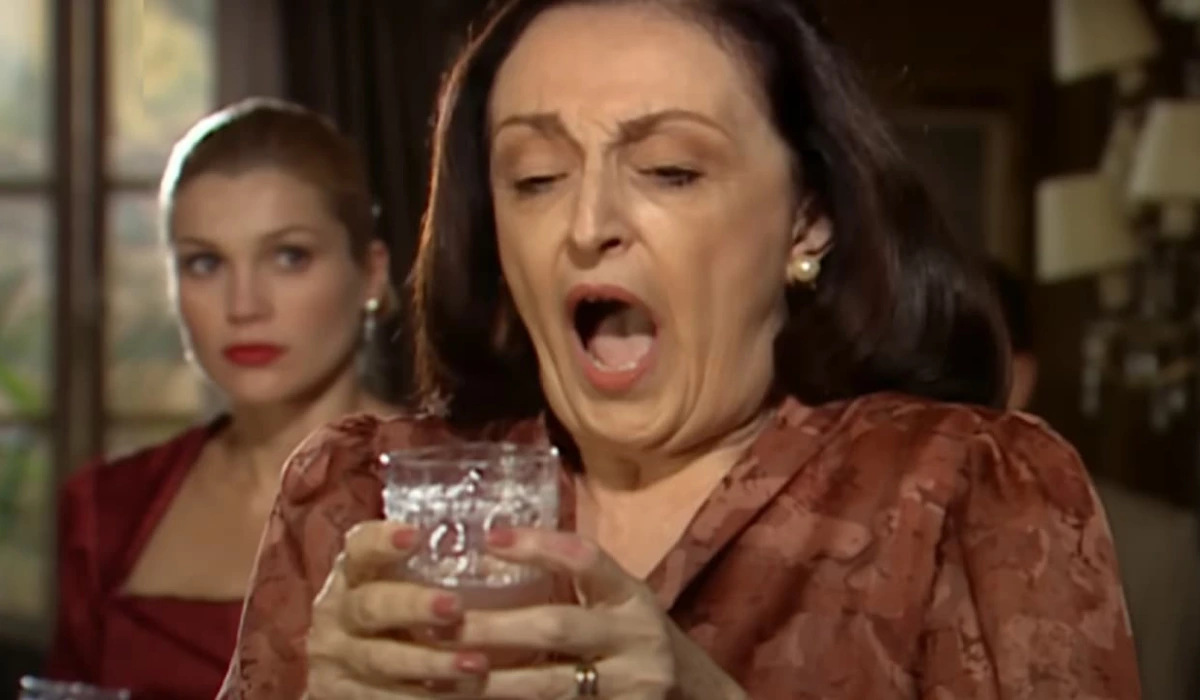 Débora (Ana Lúcia Torre) morre ao tomar refresco envenenado em Alma Gêmea (Foto: Reprodução/TV Globo)