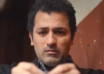 Arif chorando em cena da novela Força de Mulher.