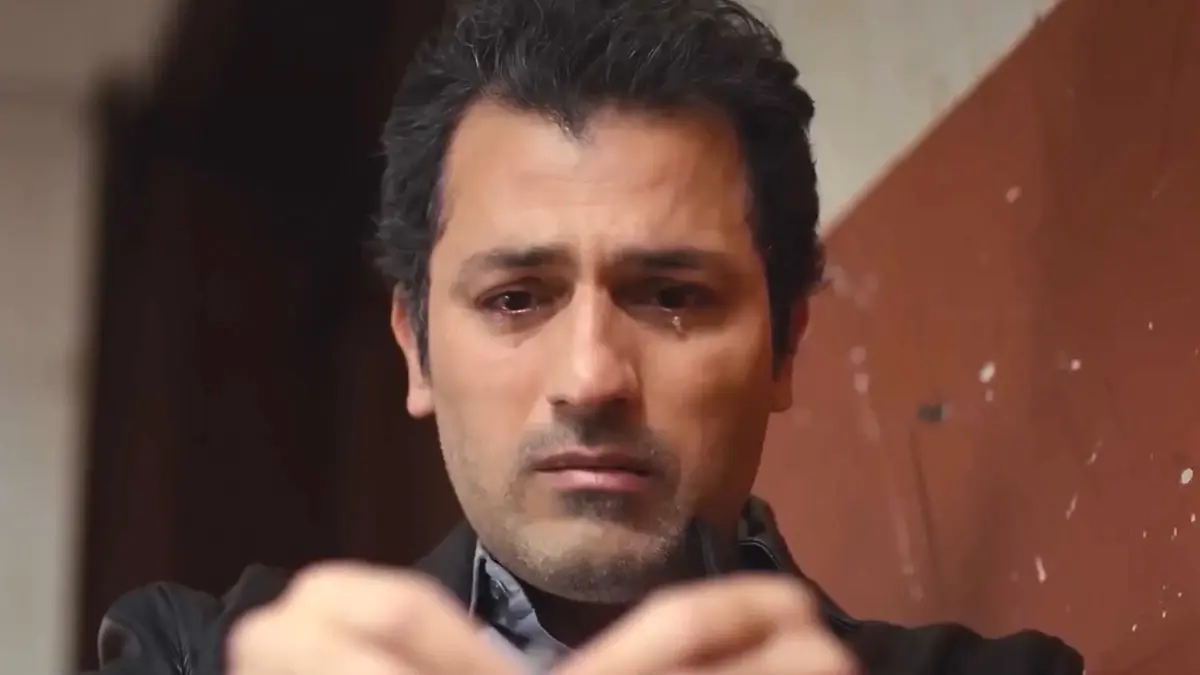 Arif chorando em cena da novela Força de Mulher.