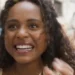 Beatriz, personagem de Duda Santos, sorrindo durante um bloco de rua em cena da novela Garota do Momento.
