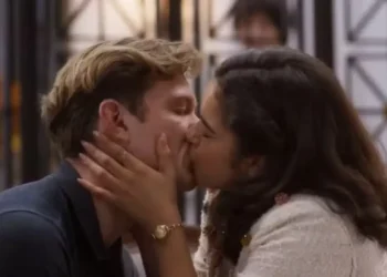 Bia e Beto se beijam