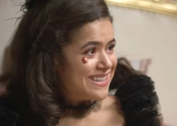 Bia (Maisa Silva) sorridente