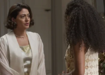 Beatriz se deixa levar por pistas falsas sobre Clarice e deduz que ela é uma golpista tentando enganar a família de Juliano: “desnaturada”