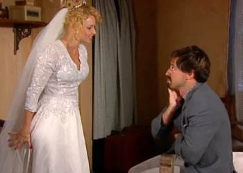 Final: Na lua de mel, Crispim não sabe como fazer amor com Kátia, se envergonha e ela descobre que ele é virgem: “não sei como é que é”