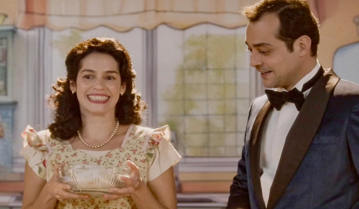 Anita (Maria Flor) e Alfredo (Eduardo Sterblitch) em Garota do Momento (Foto: Reprodução/TV Globo)