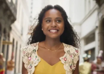 Duda Santos (Beatriz) no primeiro capítulo de Garota do Momento (Foto: Reprodução/TV Globo)