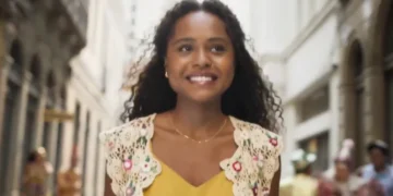 Duda Santos (Beatriz) no primeiro capítulo de Garota do Momento (Foto: Reprodução/TV Globo)
