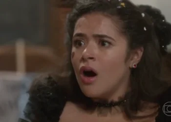Maisa Silva (Bia) em cena de Garota do Momento (Foto: Reprodução/TV Globo)