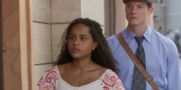 Beatriz (Duda Santos) e Beto (Pedro Novaes) em cena de Garota do Momento (Foto: Reprodução/TV Globo)