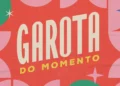 Imagem com o texto "Garota do Momento" em destaque, em tipografia retrô, sobre fundo vermelho com formas geométricas e estrelas decorativas em tons de rosa e verde.