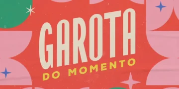 Imagem com o texto "Garota do Momento" em destaque, em tipografia retrô, sobre fundo vermelho com formas geométricas e estrelas decorativas em tons de rosa e verde.