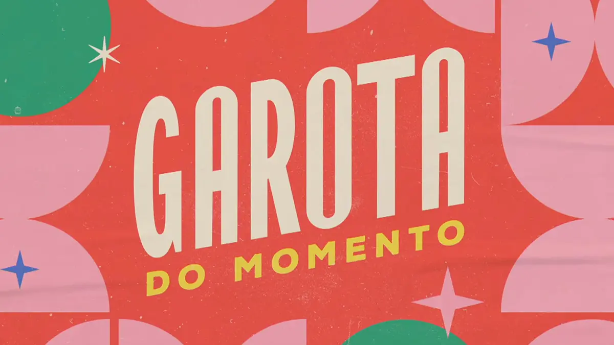 Imagem com o texto "Garota do Momento" em destaque, em tipografia retrô, sobre fundo vermelho com formas geométricas e estrelas decorativas em tons de rosa e verde.