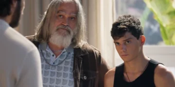 Grilo (Nilson Nunes) e Sumiu (Pedro Sol Victorino) em cena de Mania de Você (Foto: Reprodução/TV Globo)