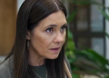Mércia (Adriana Esteves) em Mania de Você (Foto: Reprodução/TV Globo)