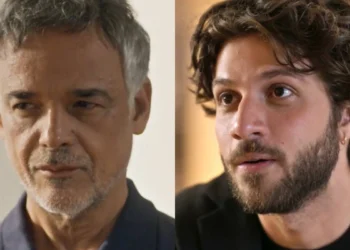 Nahum (Ângelo Antônio) e Mavi (Chay Suede) em Mania de Você (Foto: Reprodução/TV Globo)