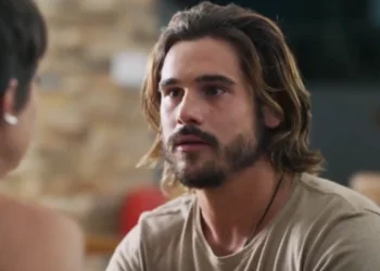 Nicolas Prattes interpreta Rudá em Mania de Você (Foto: Reprodução/TV Globo)
