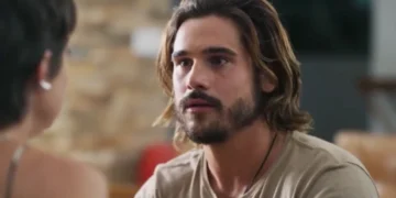 Nicolas Prattes interpreta Rudá em Mania de Você (Foto: Reprodução/TV Globo)