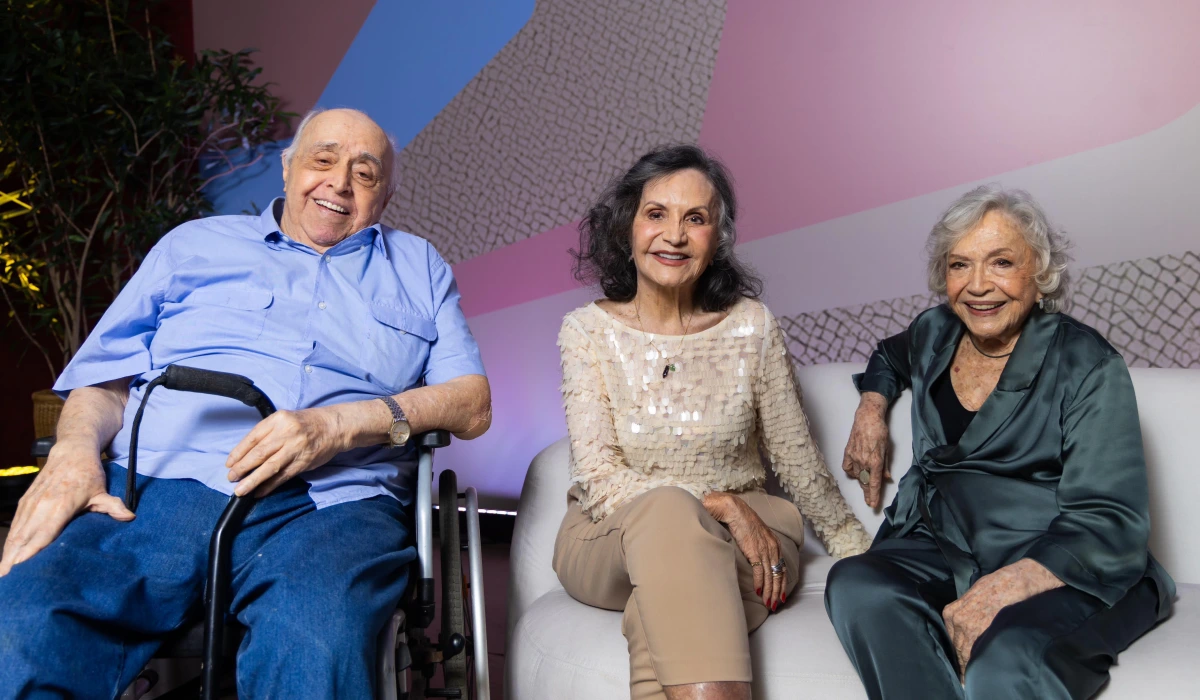 Mauro Mendonça ao lado de Rosamaria Murtinho e Nathália Timberg na gravação da vinheta de fim de ano da Globo (Foto: Beatriz Damy/TV Globo)