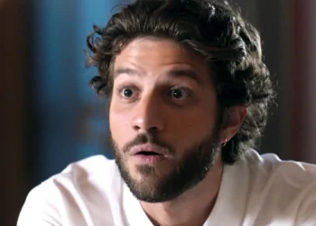 Mavi com cara de susto em cena da novela Mania de Você.