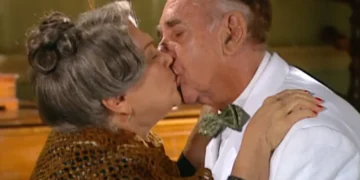 Final: Após desprezar o marido, Ofélia se rende às investidas do “falecido” e dão beijo para selar a paz: “Vamos aproveitar o nosso tempo”