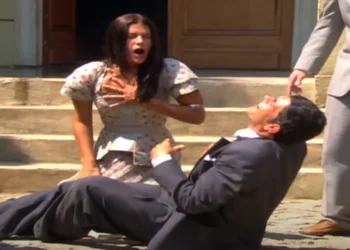 Quase sem forças, Serena arrasta Rafael ferido para fora de casa e diz ter descoberto qual é a sua missão: “era esse o mistério, agora eu sei”