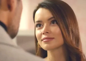 Sirin olhando para Sarp em cena de Força de Mulher.