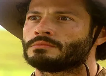 Tobias perde a cabeça ao ver aliança na mão de Luís e descobre que ele pediu Zuca em casamento: “Um dia esse mardito vai tê que pagá”