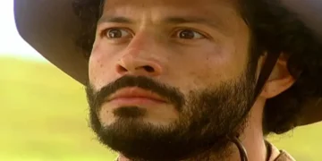 Tobias perde a cabeça ao ver aliança na mão de Luís e descobre que ele pediu Zuca em casamento: “Um dia esse mardito vai tê que pagá”