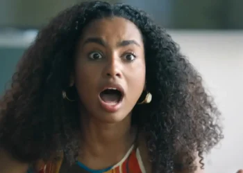 Viola com a boca aberta, indicando estar em choque, em cena da novela Mania de Você.