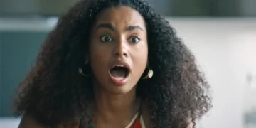 Viola com a boca aberta, indicando estar em choque, em cena da novela Mania de Você.