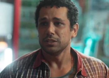 Chico (Amaury Lorenzo) em Volta por Cima (Foto: Reprodução/TV Globo)